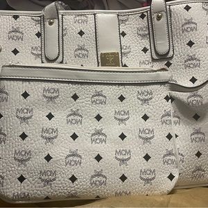 Large tote bag with wristlet